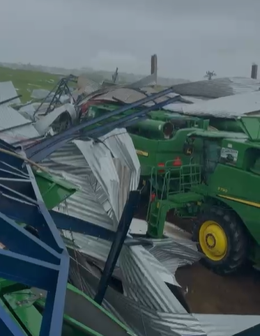 Temporal com granizo causa estragos em Entre Rios do Oeste neste sábado