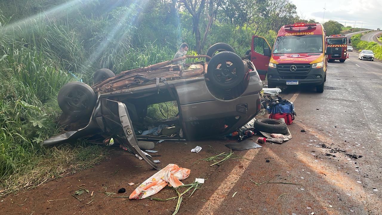 Veículo com 8 ocupantes capota na BR-163 entre Marechal Cândido Rondon e Toledo, vários feridos