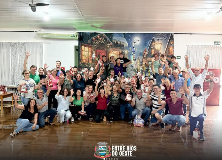 Atletas da terceira idade de Entre Rios do Oeste celebram encerramento das atividades no Clube Alegria