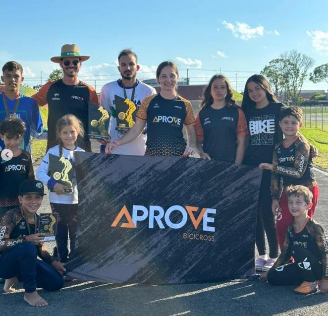 Bicicross da Aprove Projetos Sociais se destaca na Taça Brasil e na Copa Paranaense de BMX Racing