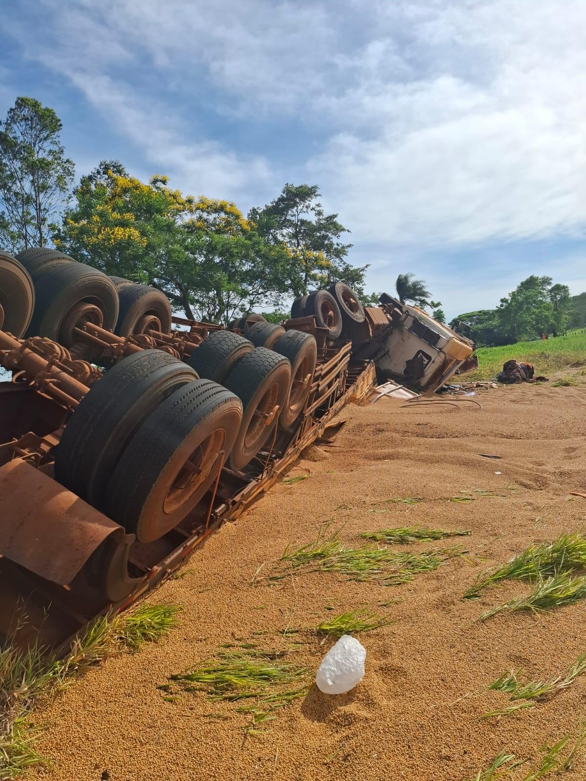 Caminhão tomba na PR-488 e deixa duas pessoas feridas em Diamante do Oeste