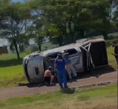 Caminhonete capota na PR-495 entre Pato Bragado e Entre Rios do Oeste