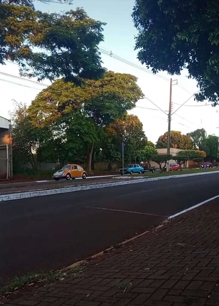 Carangas Company leva alegria às ruas com ação solidária e entrega de doces