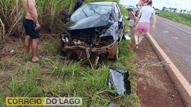 Carro bate contra barranco e capota na PR-317; condutor rondonense ficou ferido