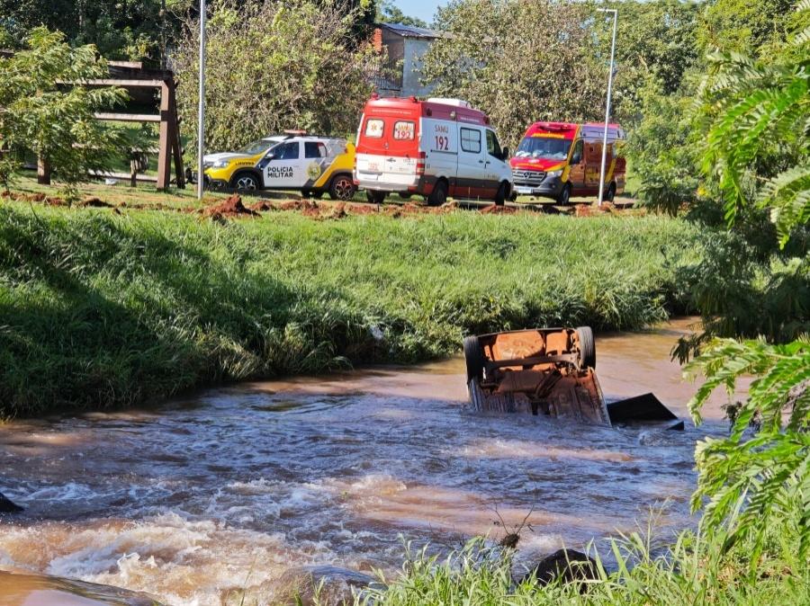 Condutora de carro que caiu em rio morre no hospital