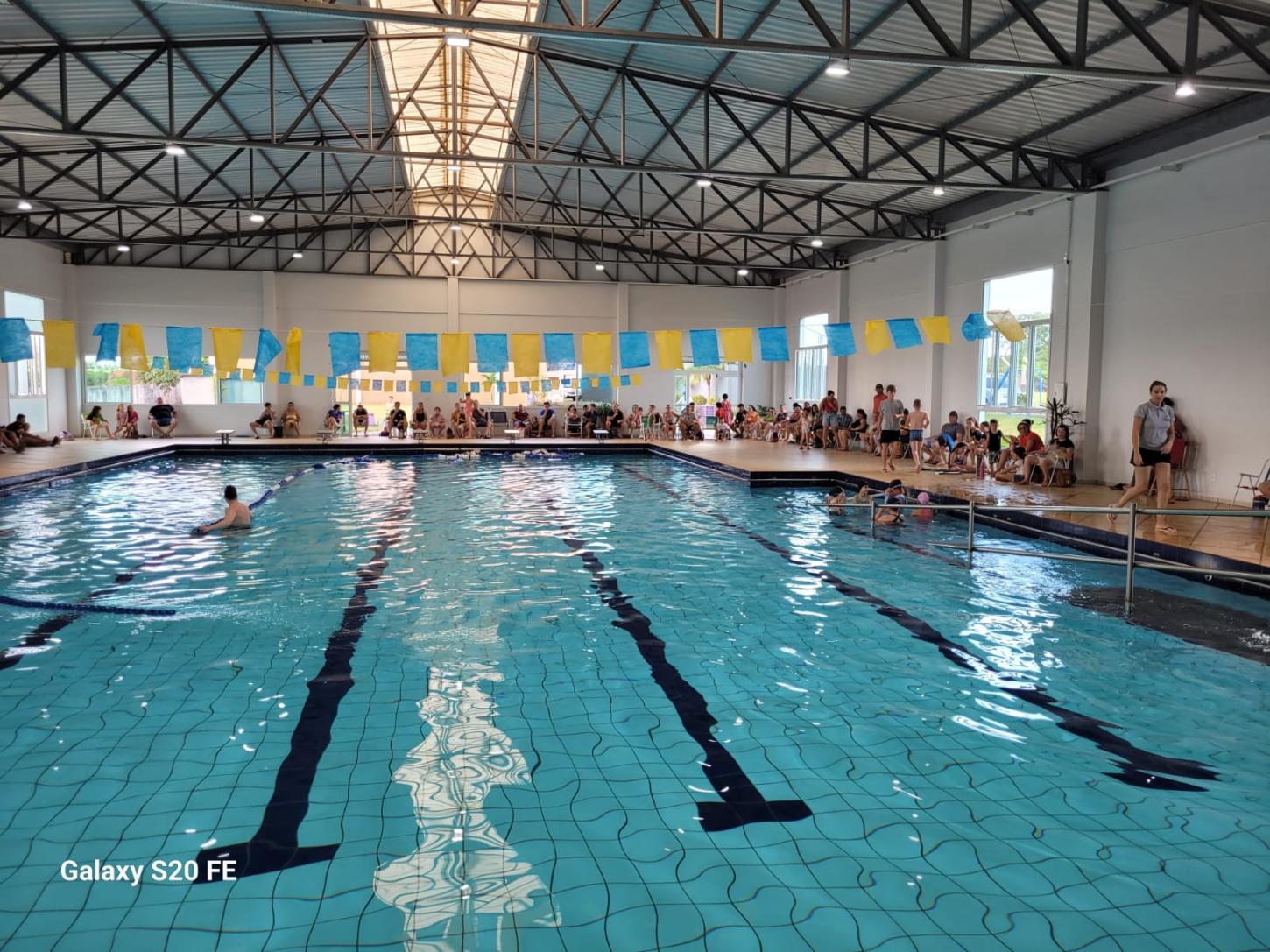 Evento de Natação movimenta Piscina do Centro Poliesportivo Cristal em Pato Bragado