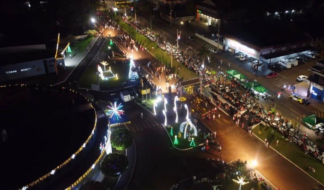 Grande público prestigia o 9º Desfile Natalino de Entre Rios do Oeste