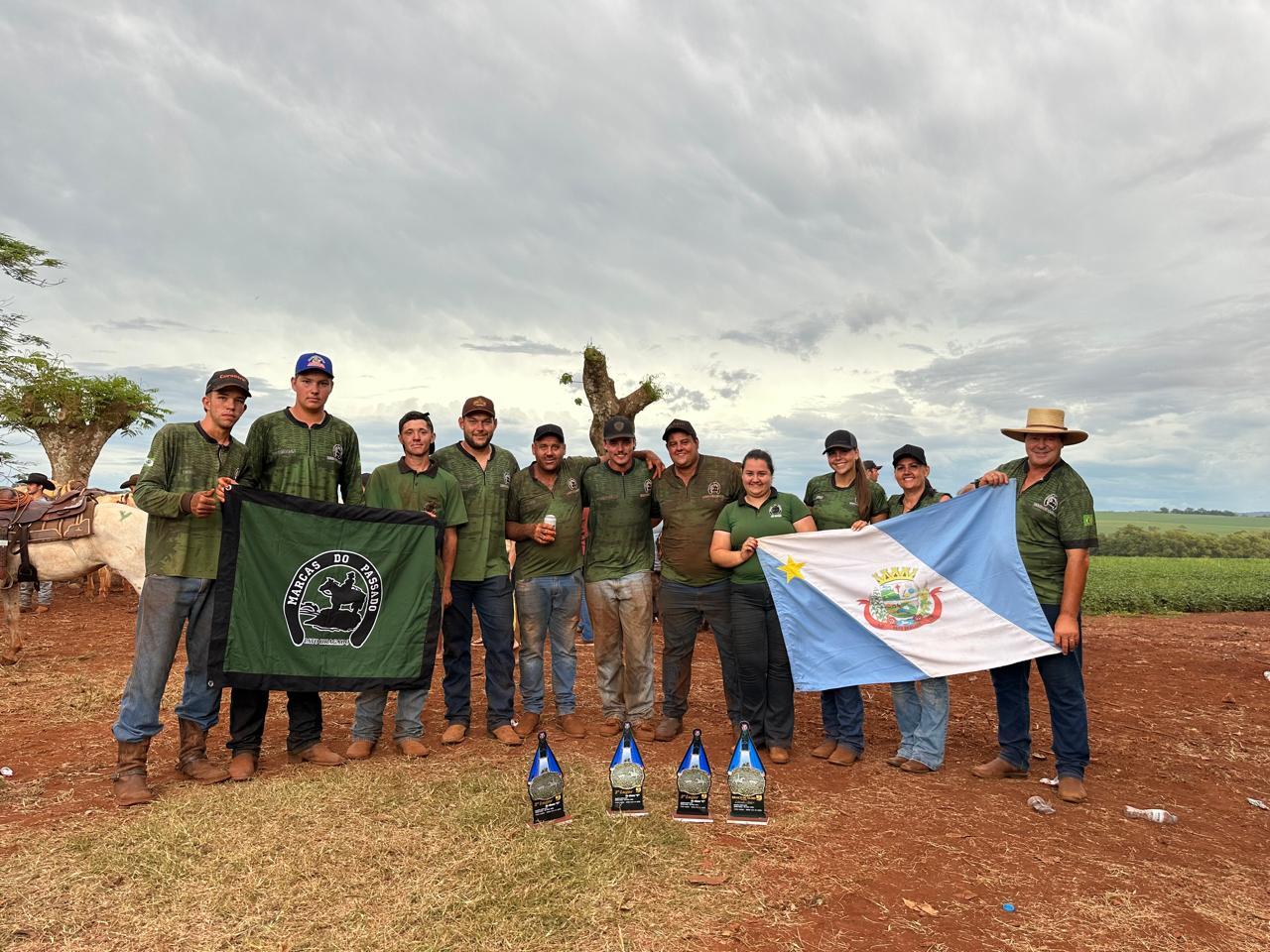 Grupo de Cavaleiros Marcas do Passado de Pato Bragado se destaca na Copa LCPP em Entre Rios do Oeste