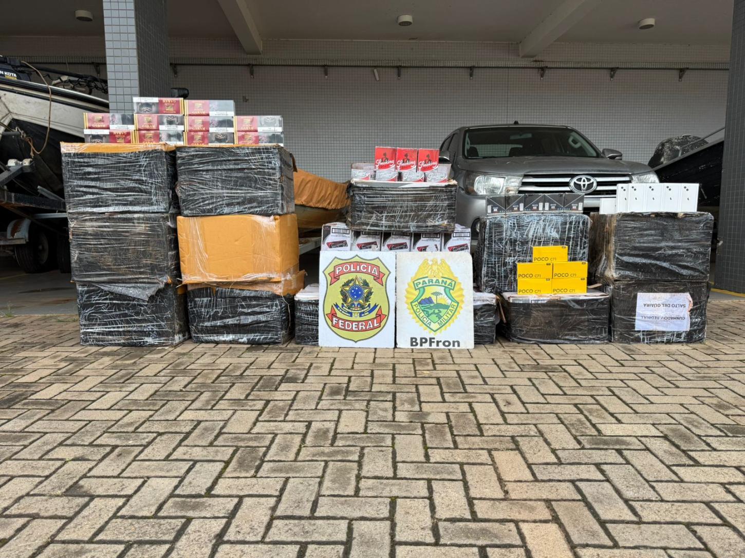 POLÍCIA FEDERAL e BPFRON desmantelam depósito de contrabando e apreendem eletrônicos e cigarros