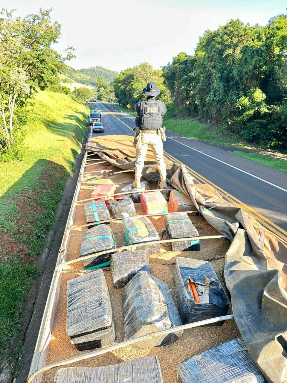 PRF apreende mais de 1,1 tonelada de maconha na BR-277, em Laranjeiras do Sul (PR)