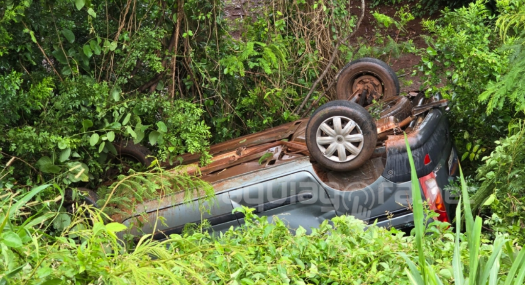 Van desce ribanceira e capota após acidente na ‘Serrinha de Curvado’