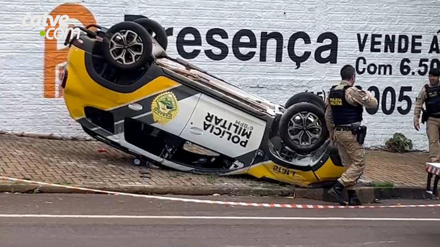 Viatura da Polícia Militar capota após batida com carro no bairro Neva