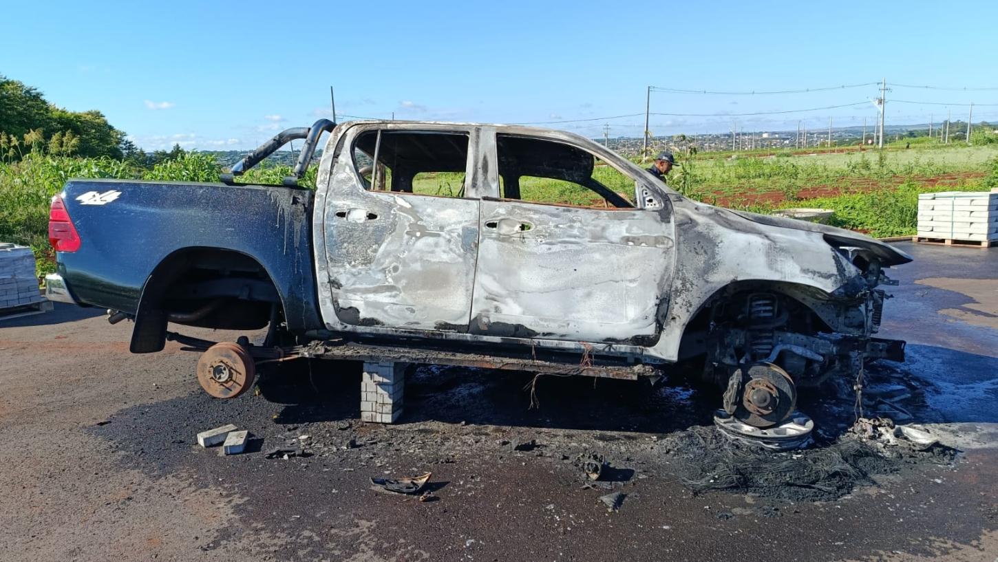 Duas caminhonetes são furtadas de oficina em Toledo; uma é incendiada e outra encontrada em Guaíra