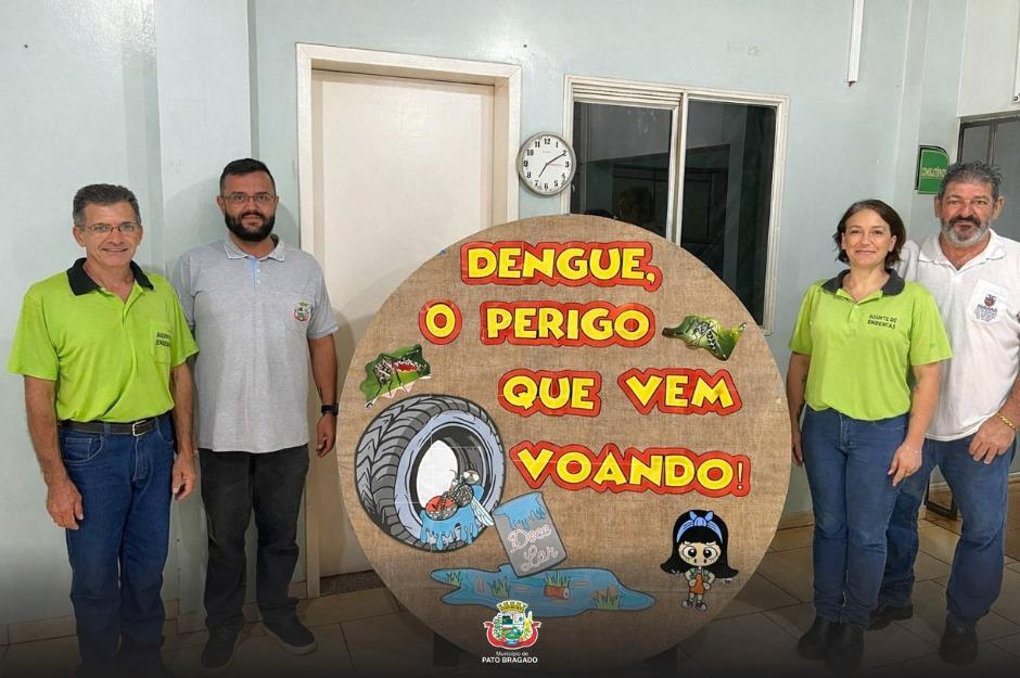 Equipe de Vigilância Ambiental e Endemias de Pato Bragado Instala Painéis Informativos sobre cuidados com a dengue