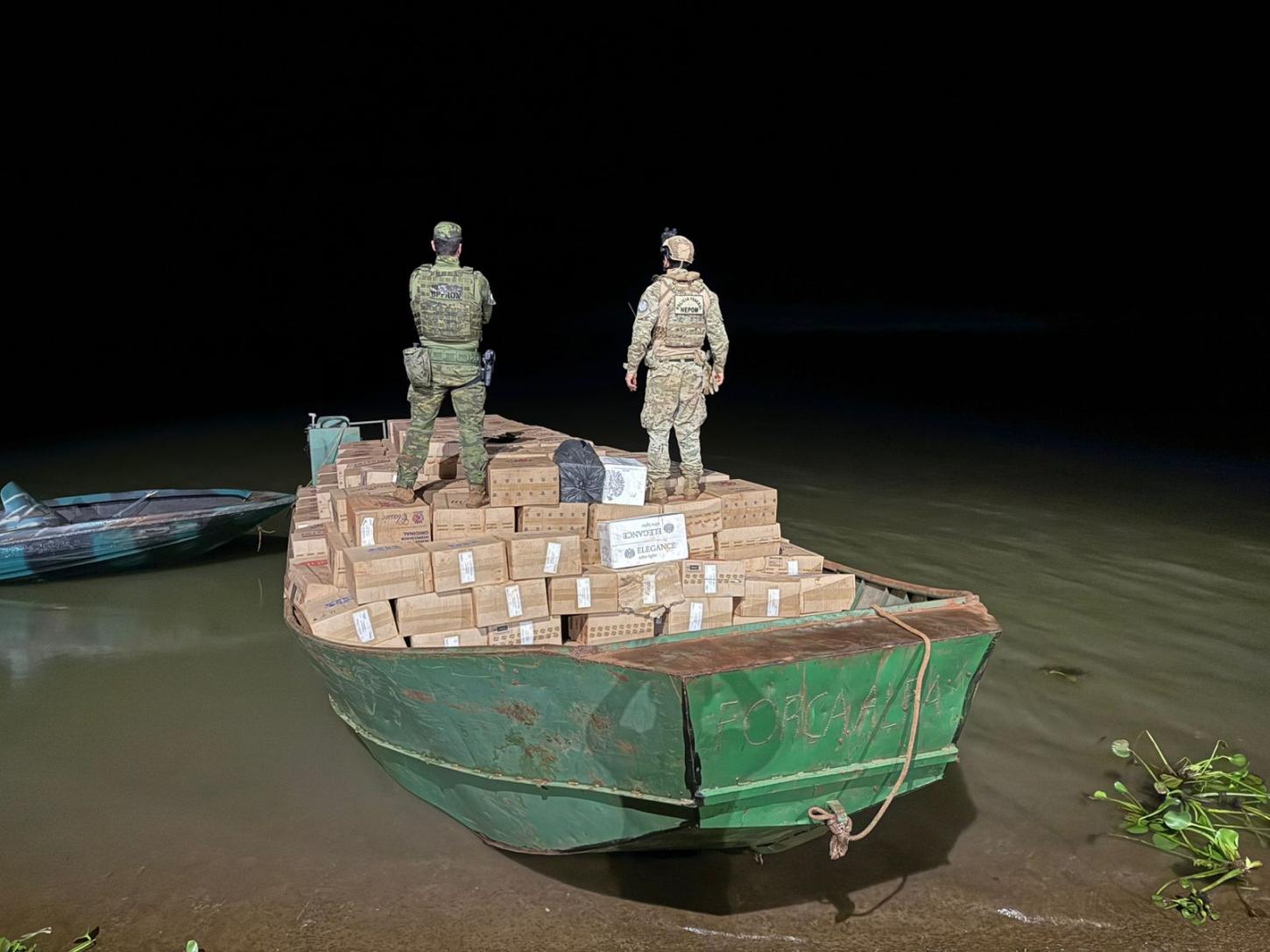 POLÍCIA FEDERAL e BPFRON realizam grande apreensão de cigarros paraguaios e prendem um homem