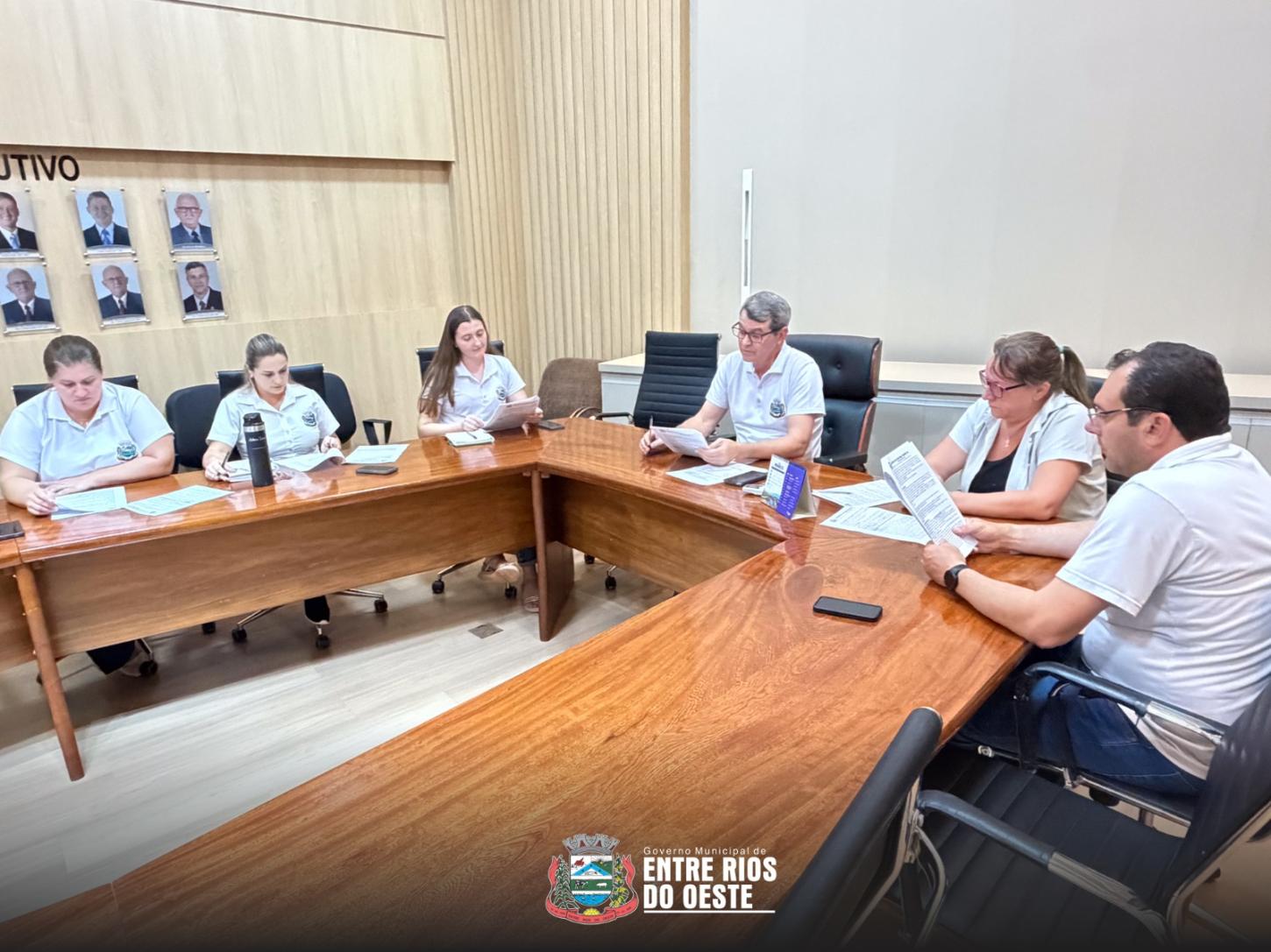 Reunião da comissão especial organizadora para realização do teste seletivo para contratação de estagiários em Entre Rios do Oeste