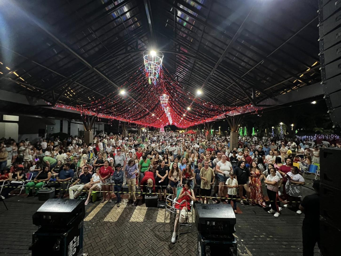 Show da Virada reúne grande público na Rua Coberta em Pato Bragado
