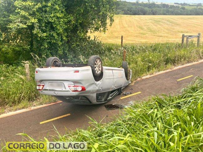 Veículo capota e para com as rodas para cima na PR-317