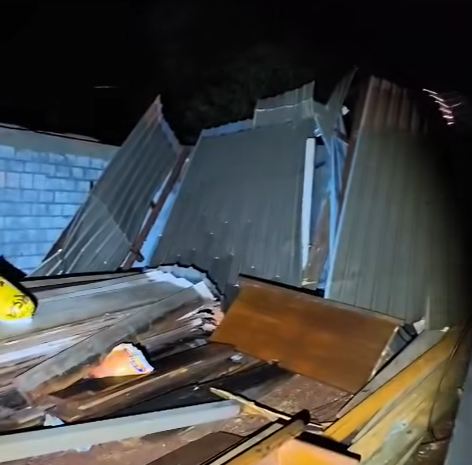 Ventos fortes destroem edificação e causam prejuízos no distrito de Arroio Guaçu, em Mercedes