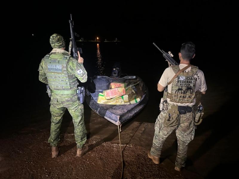BPFRON e PF apreendem 667 quilos de maconha em porto clandestino no Lago de Itaipu