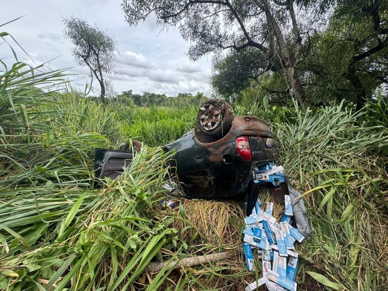Carro conduzido por adolescente e carregado com cigarros capota durante fuga da PRF