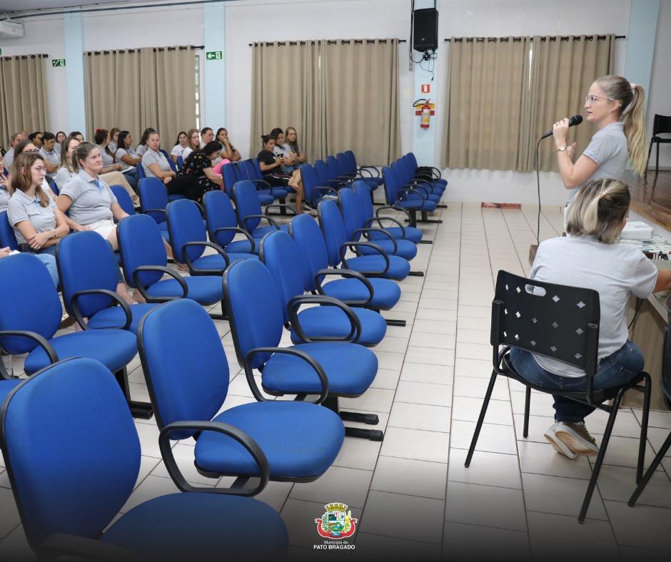Formação pedagógica dos profissionais da educação chega ao segundo dia; Retorno às aulas será na quinta-feira (05)