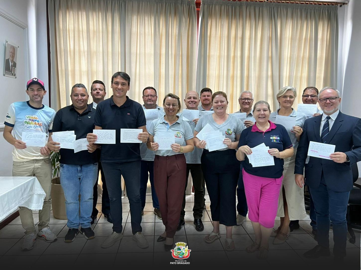 Prefeito e secretários recebem cartas de alunos do 6º ano do colégio de Pato Bragado