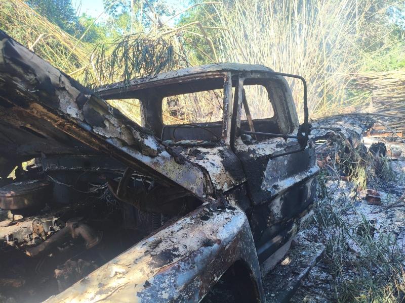 Caminhão é destruído por incêndio no interior de Mercedes