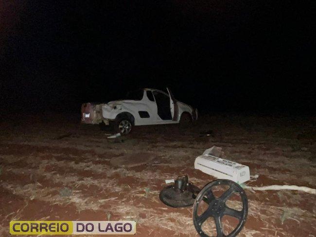 Carga de sorgo na pista provoca capotamento e deixa casal ferido na PR-495