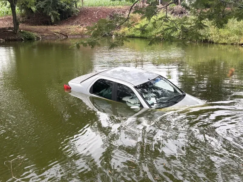Carro com agrotóxicos contrabandeados cai em açude na zona rural de Mercedes durante fuga da PRF