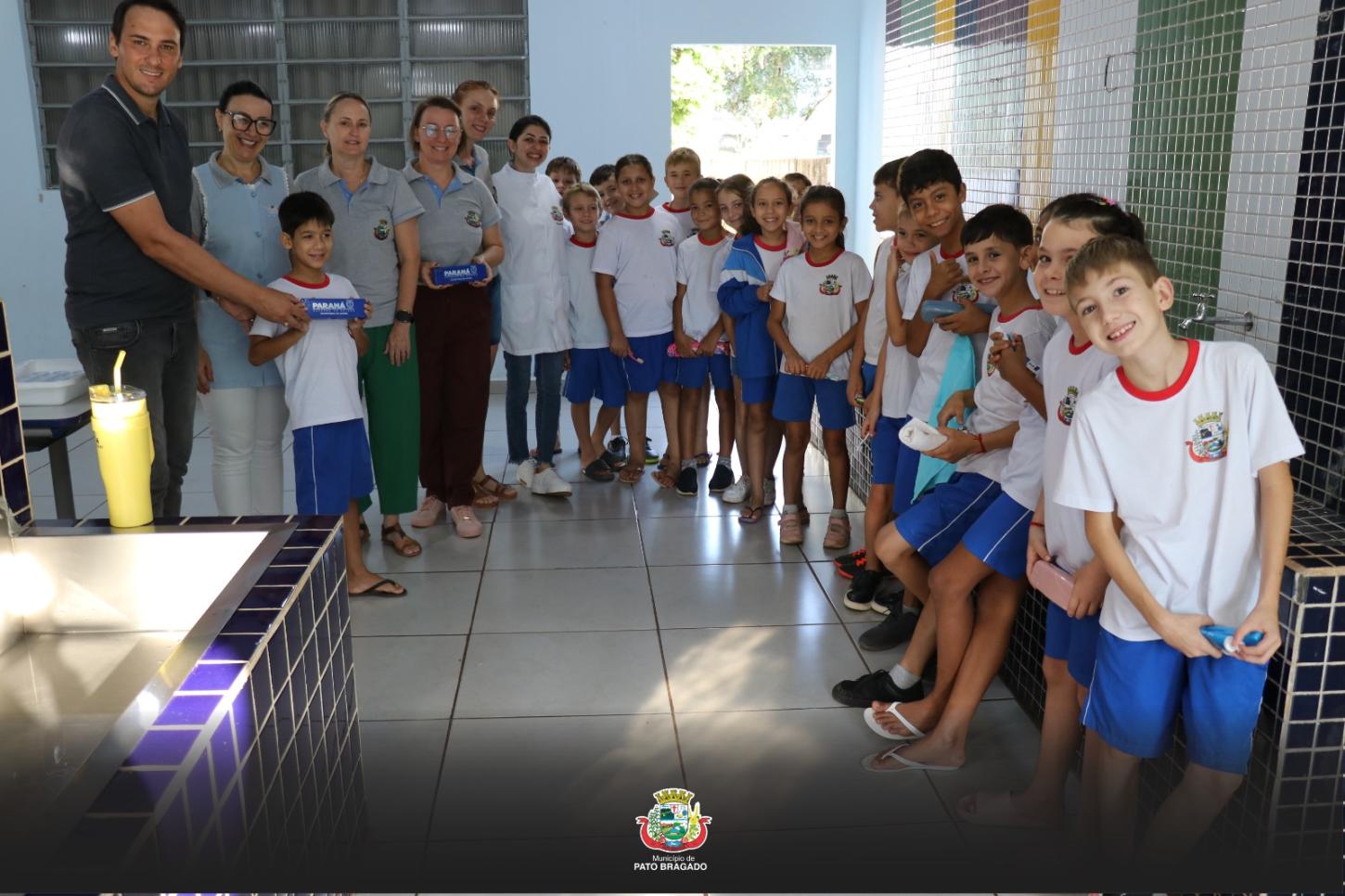 Projeto de escovação e aplicação de flúor reforça higiene bucal em alunos de Pato Bragado