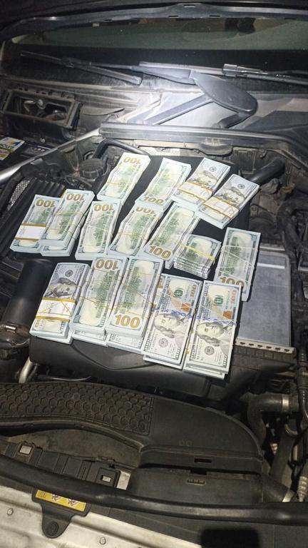 Mais de 200 mil dólares são encontrados dentro de motor de Mercedes no Paraná