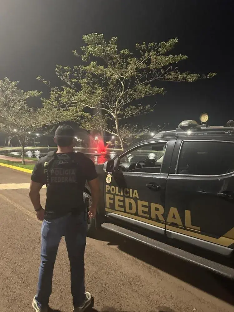 Polícia Federal cumpre mandado de prisão e descobre vigilância clandestina em Pato Bragado