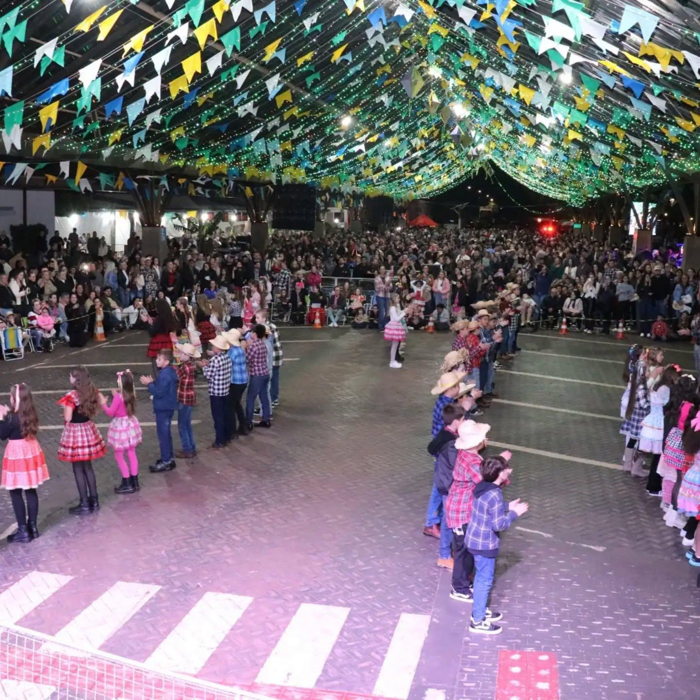 Festa junina e show de Humberto & Ronaldo celebram os 36 anos de emancipação política de Pato Bragado 
