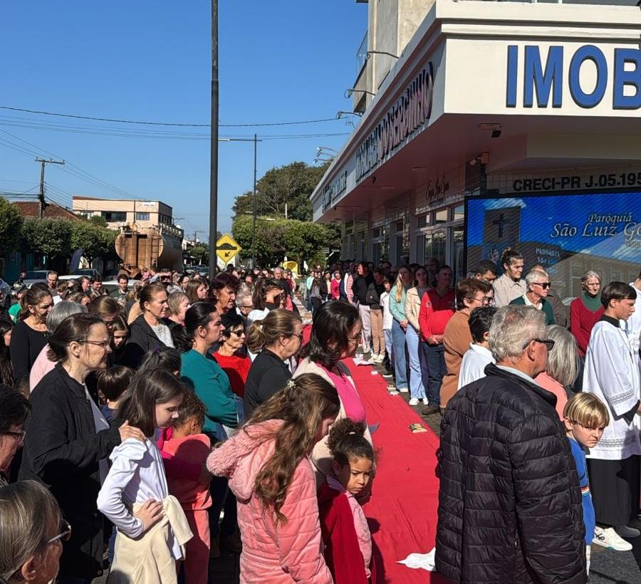 Missa e Procissão de Corpus Christi reúnem grande número de fiéis em celebração de fé e devoção
