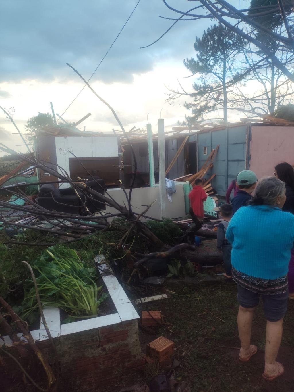 Temporal deixa rastro de destruição em Candói e Simepar investiga possível tornado