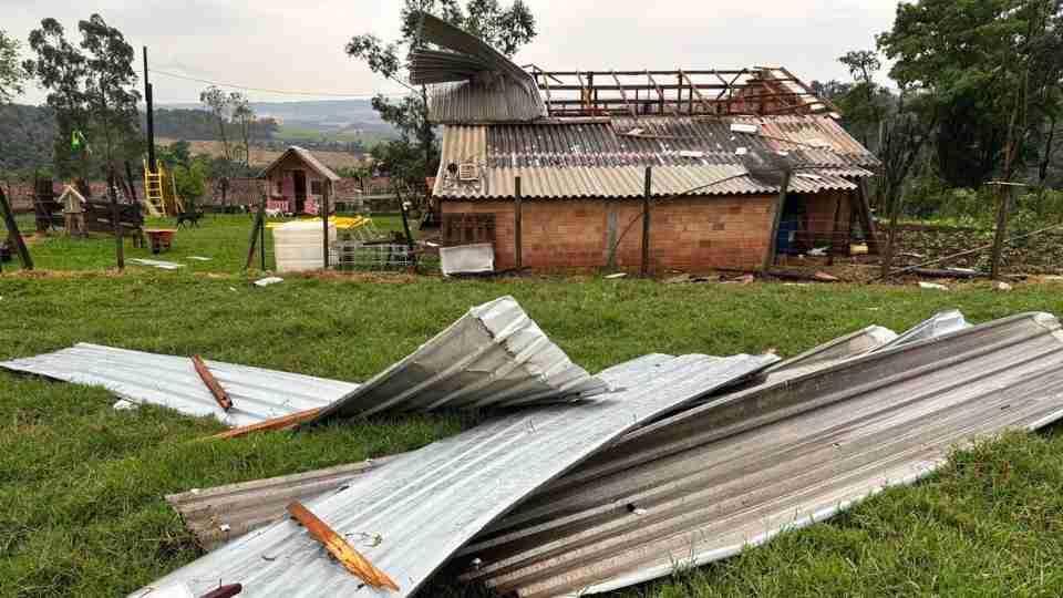 Cerca de 11 mil clientes seguem sem energia após temporal no Paraná