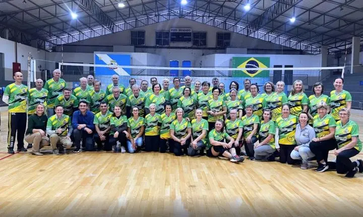 Atletas de Pato Bragado recebem uniformes para disputa do Circuito Oeste Sicredi de Vôlei Câmbio