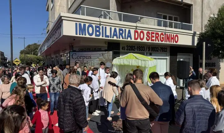 Missa e Procissão de Corpus Christi reúnem grande número de fiéis em celebração de fé e devoção