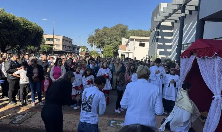 Missa e Procissão de Corpus Christi reúnem grande número de fiéis em celebração de fé e devoção