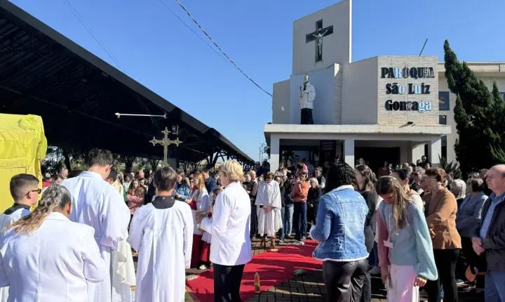 Missa e Procissão de Corpus Christi reúnem grande número de fiéis em celebração de fé e devoção