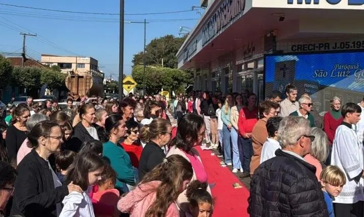 Missa e Procissão de Corpus Christi reúnem grande número de fiéis em celebração de fé e devoção
